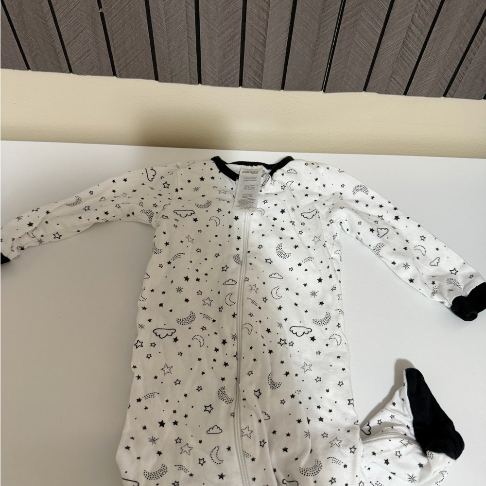 ❤️ BUNDLE 4/$20 Onesies Footies - Picture 2 of 3